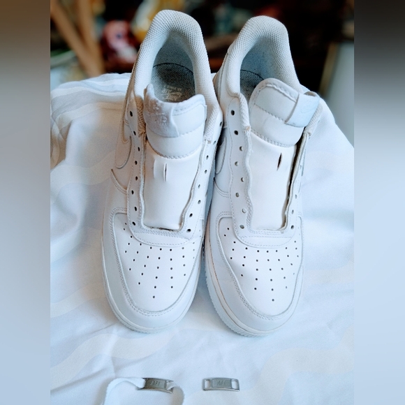 White NIKE AIR FORCE 1s size 9.5 mens - Picture 6 of 7